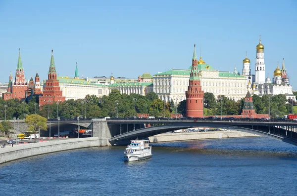 Paysage urbain avec le Kremlin de Moscou et la rivière Moskva, Moscou, Russie — Photo