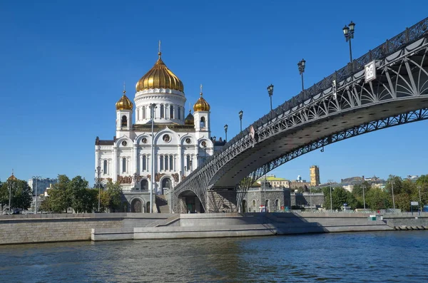 Собор Христа Спасителя и Москва-реки, Москва, Россия — стоковое фото