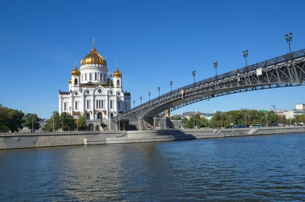 Собор Христа Спасителя и Москва-реки, Москва, Россия — стоковое фото