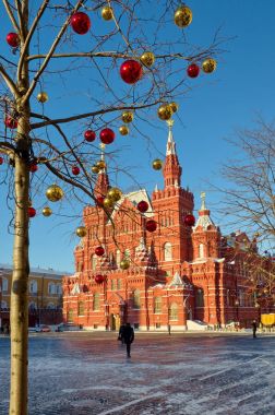 Moskova'da bir ağaç üzerinde Noel topları
