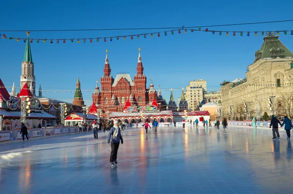 Pista de gelo no centro de Moscou, Rússia — Fotografia de Stock