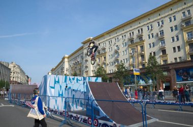 Atlet Bisiklet atlama atlama üzerinde gösterir.