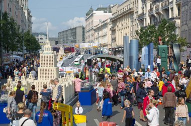 Moskova, Rusya gün şehirde Tverskaya Caddesi boyunca insanlar yürümek