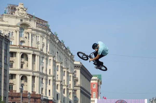 The athlete demonstrates a jump on a bike, Moscow, Russia — Stock Photo, Image
