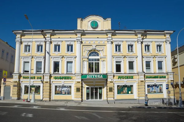 A velha casa do século XVIII na rua de Prechistenka, Moscou, Rússia — Fotografia de Stock