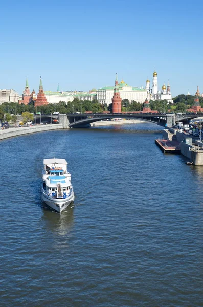 Vista de otoño del Kremlin de Moscú y el puente de piedra grande, Moscú, Rusia — Foto de Stock