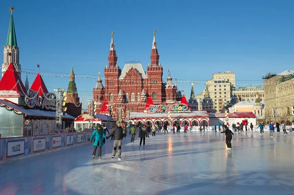 Pista de hielo en el centro de Moscú, Rusia — Foto de Stock