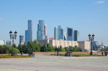 Moskova, Rusya - 31 Ağustos 2017: Zafer Parkı, Moskova Poklonnaya tepede. Moskova Uluslararası İş Merkezi 