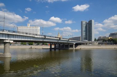 Yaz görünümünü Novoarbatsky köprü, Bina Moskova Belediye ve Devlet House Rusya Federasyonu, Moskova, Rusya Federasyonu