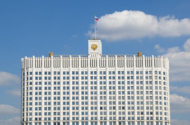 Arka plan mavi gökyüzü, Moskova, Rusya, Rusya Federasyonu hükümeti evi