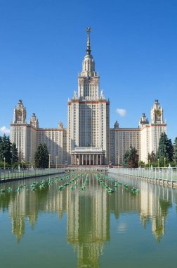 Moskova, Rusya - 9 Ağustos 2017: Ana bina Lomonosov Moskova Devlet Üniversitesi (MSÜ) Lenin (serçe) hills. Merkez Kule 240 m boyunda, 36 katlı var. 1953 yılında inşa edilmiş