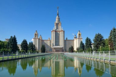 Moskova, Rusya - 9 Ağustos 2017: Ana bina Lomonosov Moskova Devlet Üniversitesi (MSÜ) Lenin (serçe) hills. Merkez Kule 240 m boyunda, 36 katlı var. 1953 yılında inşa edilmiş