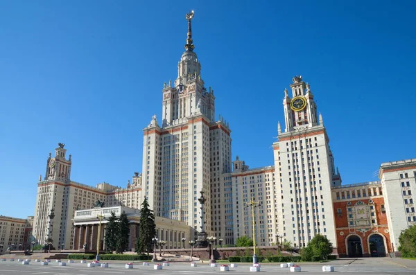 Moskova, Rusya - 9 Ağustos 2017: Ana bina Lomonosov Moskova Devlet Üniversitesi (MSÜ) Lenin (serçe) hills. Merkez Kule 240 m boyunda, 36 katlı var. 1953 yılında inşa edilmiş