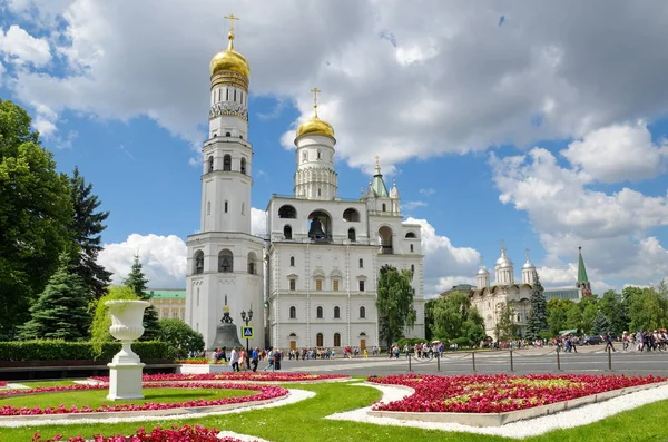 莫斯科 2017年7月11日 伊万的合奏大钟和族长的宫殿与十二使徒的教会在莫斯科克里姆林宫 — 图库照片