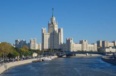 Moskova, Rusya - 22 Eylül 2017: Sayısı yüksek katlı bina Kotelnicheskaya dolgu ve büyük Ustyinskiy Köprüsü