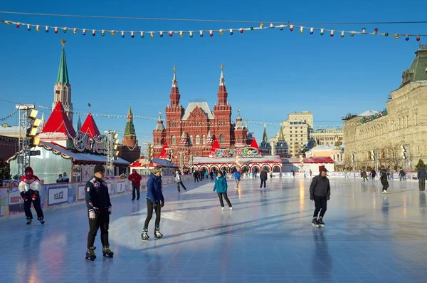 Moscú Rusia Diciembre 2016 Pista Patinaje Gum Plaza Roja Gente —  Fotos de Stock