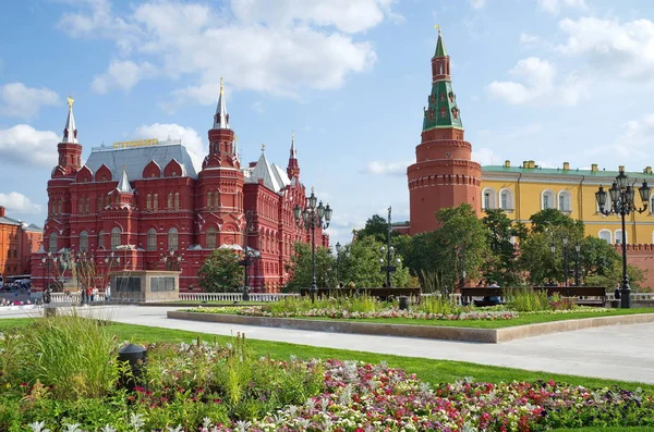 Moskova, Rusya - 10 Eylül 2017: Manezhnaya kare Tarih Müzesi ve Moskova Kremlin köşe Arsenal Kulesi görünümünden