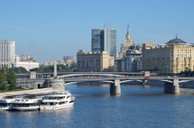 Moscow, Rusya Federasyonu - 12 Eylül 2017: Borodinskiy köprü ve Moskova Nehri görünümü