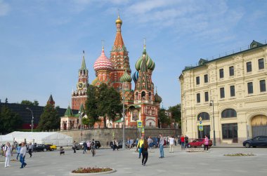 Moskova, Rusya - 12 Eylül 2017: The Cathedral hendek (Aziz Basil Katedrali) üzerinde kutsal bakire şefaat ve Moskova Kremlin Spassky Kulesi