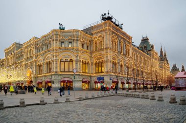 Moskova, Rusya - 28 Aralık 2017: Bina, sakız kırmızı kare üzerinde Noel ve yeni yıl tatilleri