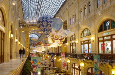 Moskova, Rusya - 28 Aralık 2017: Noel ve yılbaşı dekorasyon sakız (devlet mağaza içinde)