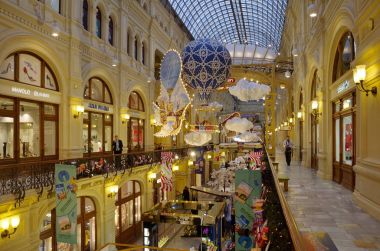 Moskova, Rusya - 28 Aralık 2017: Noel ve yılbaşı dekorasyon sakız (devlet mağaza içinde)