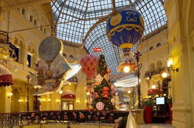 Moskova, Rusya - 28 Aralık 2017: Noel ve yılbaşı ağacı ve ana evrensel Store - sakız (devlet mağaza dekorasyon) 