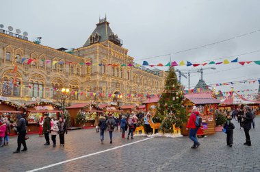 Moskova, Rusya - 28 Aralık 2017: Noel ve yeni yıl adil Kızıl meydan. Renkli dekorasyon. İnsanlar yürümek