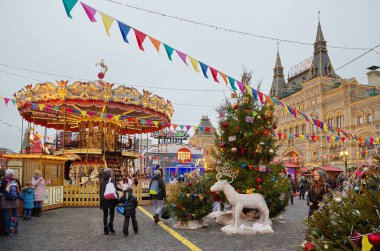 Moskova, Rusya - 28 Aralık 2017: Noel ve yeni yıl adil Kızıl meydan. Renkli dekorasyon. İnsanlar yürümek