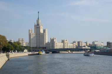 Moskova, Rusya - 12 Eylül 2017: Sayısı yüksek katlı bina Kotelnicheskaya dolgu ve büyük Ustyinskiy Köprüsü