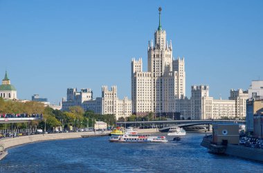 Moskova, Rusya - 22 Eylül 2017: Sayısı yüksek katlı setin bina ve büyük Ustinsky Köprüsü