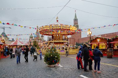 Moskova, Rusya - 28 Aralık 2017: Noel ve yeni yıl sakız-adil Kızıl meydan. Renkli dekorasyon. İnsanlar yürümek