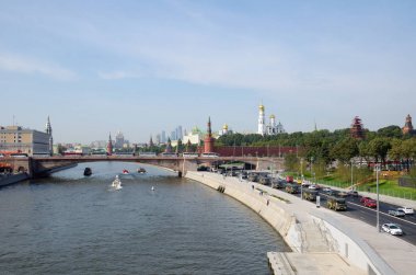Moskova, Rusya - 12 Eylül 2017: Güzel manzarasını Moskova Kremlin, Moskvoretskaya dolgu ve büyük Moskvoretsky Köprüsü