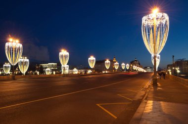 Noel Aydınlatmaları büyük Moskvoretsky köprüde, Moskova, Rusya Federasyonu