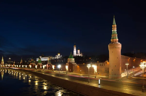 莫斯科克里姆林宫和堤防的美丽的看法冬天晚上 — 图库照片