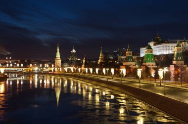 Akşam görünümü Moskova Kremlin ve Kremlin dolgu, Moskova, Rusya Federasyonu