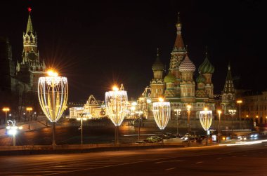 Noel Aydınlatmaları büyük Moskvoretsky köprüde, Moskova, Rusya Federasyonu. Aziz Basil Katedrali ve işçinin Moskova Kremlin kule