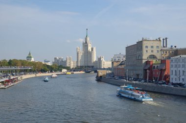 Moskova, Rusya - 12 Eylül 2017: Moskvoretskaya, Raushskaya bentleri ve Kotelnicheskaya dolgu üzerinde bina yüksek katlı güzel manzarasını