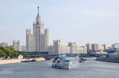 Moskova, Rusya - 12 Eylül 2017: Yüksek bina Kotelnicheskaya dolgu ve büyük Ustinsky Köprüsü