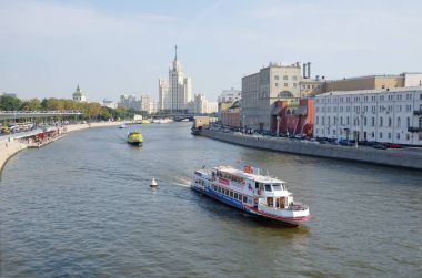 Moskova, Rusya - 12 Eylül 2017: Moskvoretsky ve Raushskaya bentleri ve yüksek katlı Kotelnicheskaya dolgu üzerinde bina. Moskova Nehri üzerinde yüzen zevk tekne