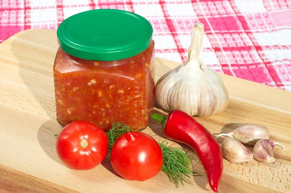Acı sos adjika biber, sarımsak ve domates ile