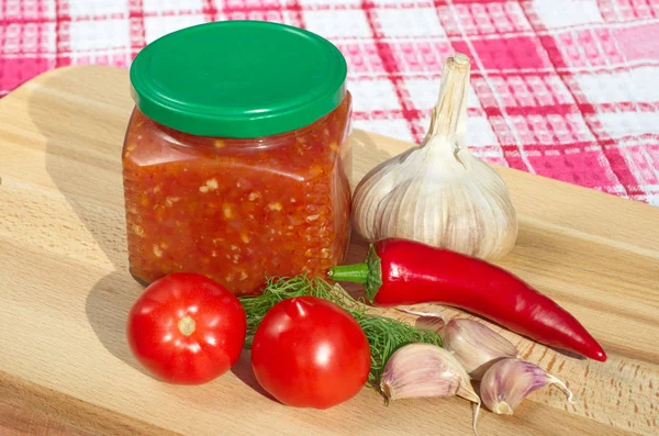  Acı sos adjika biber, sarımsak ve domates ile