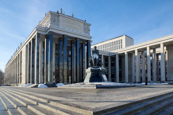 Moskova, Rusya - 25 Ocak 2018: Rusya Devlet Kütüphanesi (Lenin Kütüphanesi). Moskova, Vozdvizhenka street, 3/5. Fyodor Dostoyevski anıt