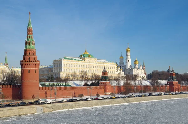 モスクワのクレムリンとモスクワのクレムリン堤防の冬景色 — ストック写真