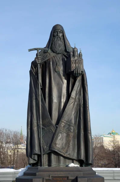 莫斯科 2018年1月25日 主教工作纪念碑在基督的大教堂附近救星 雕塑情结 莫斯科和所有俄罗斯的始祖 — 图库照片