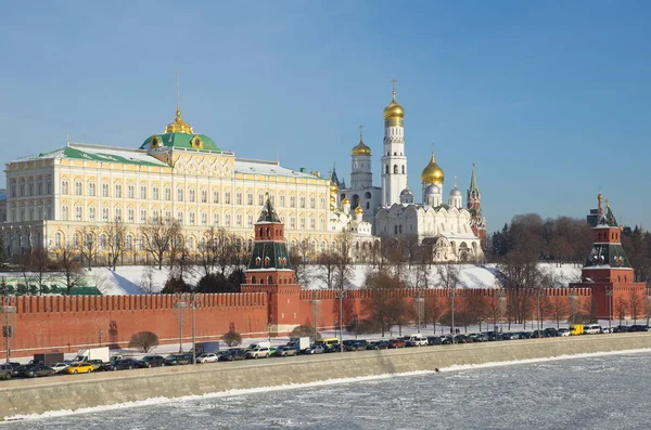 Pohled Moskevského Kremlu Kremlevskaya Násep Slunný Zimní Den Moskva Rusko — Stock fotografie