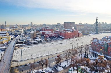 Moskova, Rusya - 25 Ocak 2018: Kış görünümü ataerkil köprü eski Çikolata Fabrikası 