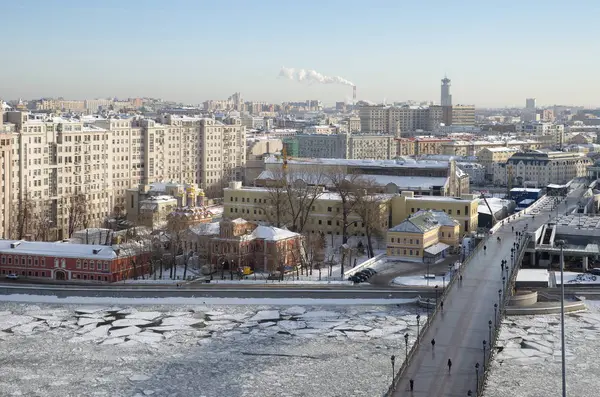 莫斯科 俄罗斯 2018年1月25日 从基督大教堂的观察平台看父系桥和 Bersenevskaya 堤的冬季景观救世主 — 图库照片