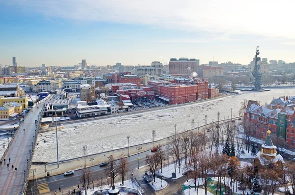 莫斯科 2018年1月25日 父系桥梁的冬天看法 前巧克力工厂的大厦 10月 从基督的大教堂的观察甲板救世主 — 图库照片
