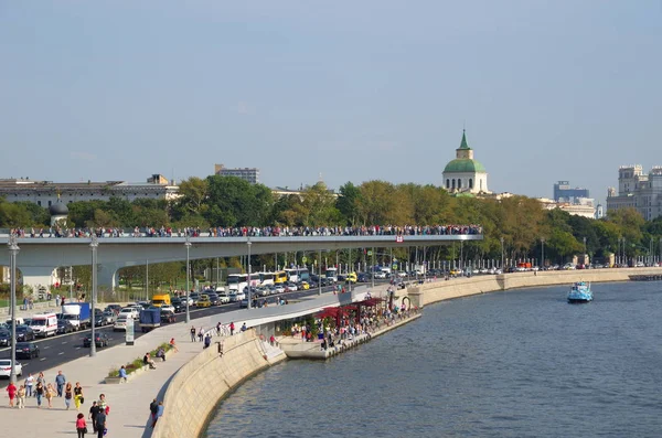 Moscú Rusia Septiembre 2017 Puente Flotante Parque Zaryadye Sobre Río — Foto de Stock